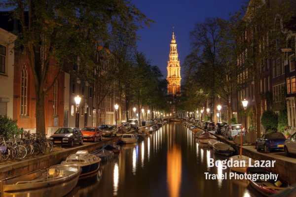 Canalul Groenbrugwal și turnul bisericii Zuiderkerk în Amsterdam, Olanda